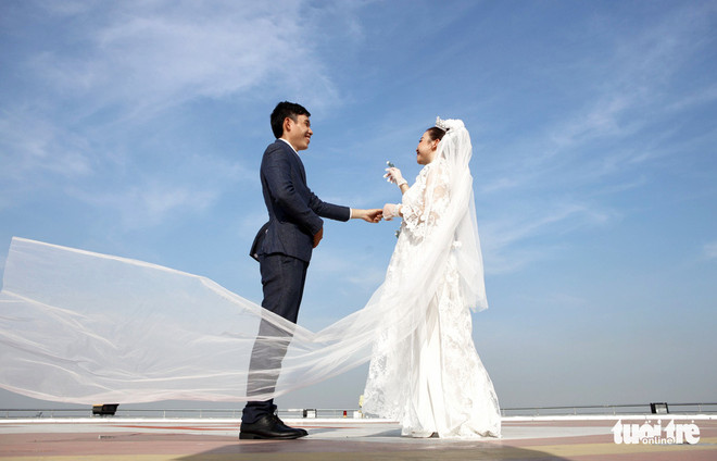 Mariage de masse d’agents de santé en première ligne dans la lutte contre le COVID-19 ảnh 2 Mariage de masse d’agents de santé en première ligne dans la lutte contre le COVID-19 ảnh 2