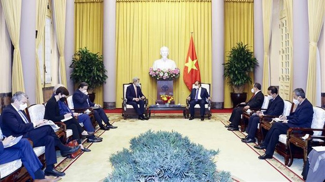 Le président Nguyen Xuan Phuc reçoit l'envoyé spécial du président américain pour le climat ảnh 2 Le président Nguyen Xuan Phuc reçoit l'envoyé spécial du président américain pour le climat ảnh 2