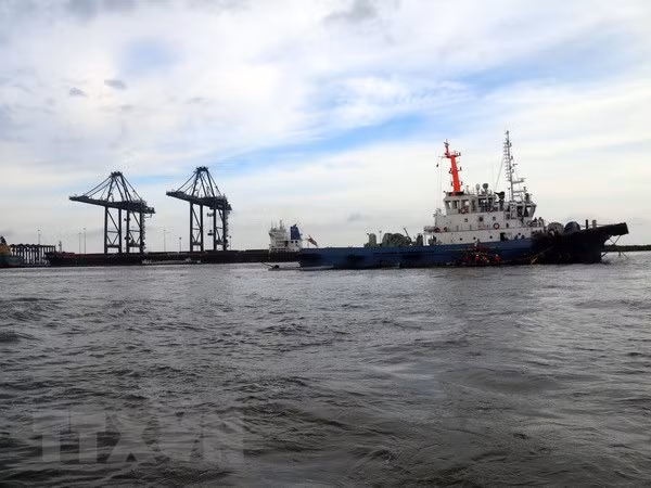 Sauvetage d'un cargo bloqué au large de Vung Tau ảnh 1