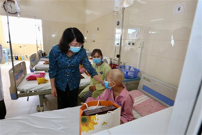 La vice-présidente Dang Thi Ngoc Thinh rend visite à des enfants atteints de cancer ảnh 1 La vice-présidente Dang Thi Ngoc Thinh rend visite à des enfants atteints de cancer ảnh 1