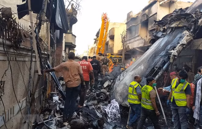 Message de condoléances du Vietnam au Pakistan suite au crash d'un avion ảnh 1