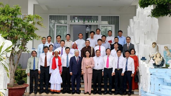 Noël : le président du FPV rend visite à des dignitaires religieux de Phan Thiet ảnh 1 Noël : le président du FPV rend visite à des dignitaires religieux de Phan Thiet ảnh 1