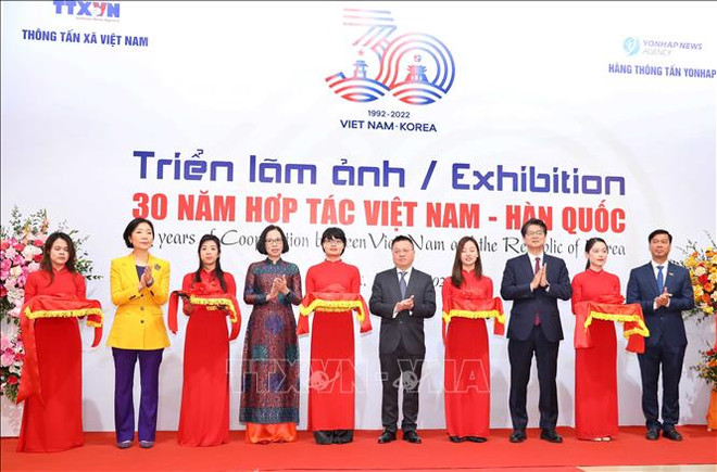 Exposition de photos "30 ans de coopération Vietnam – République de Corée" ảnh 1 Exposition de photos "30 ans de coopération Vietnam – République de Corée" ảnh 1