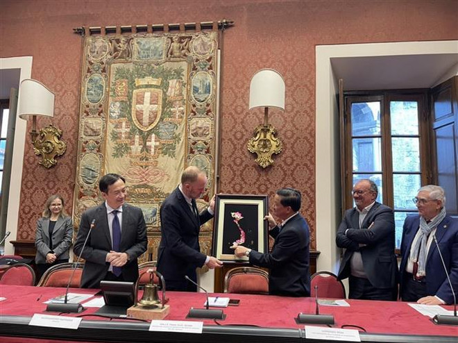 Renforcer la coopération entre la province vietnamien de Lam Dong et la ville italienne de Côme ảnh 2 Renforcer la coopération entre la province vietnamien de Lam Dong et la ville italienne de Côme ảnh 2