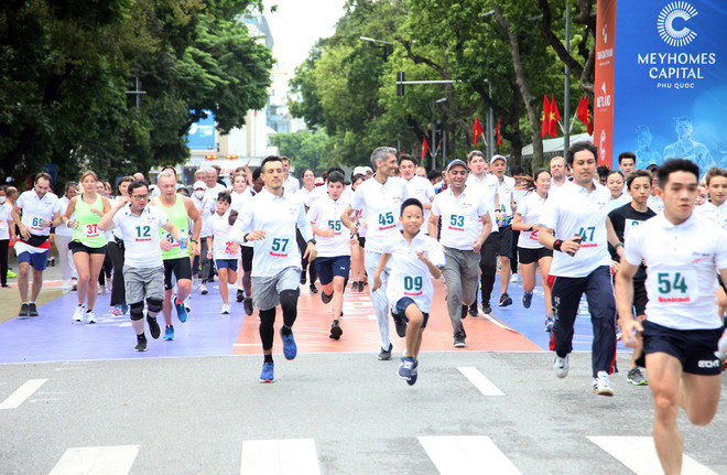 Près de 1.500 participants à la 47e course du journal Ha Noi Moi ảnh 1 Près de 1.500 participants à la 47e course du journal Ha Noi Moi ảnh 1