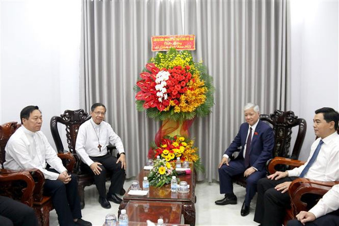 Noël : le président du FPV rend visite à des dignitaires religieux de Phan Thiet ảnh 2 Noël : le président du FPV rend visite à des dignitaires religieux de Phan Thiet ảnh 2