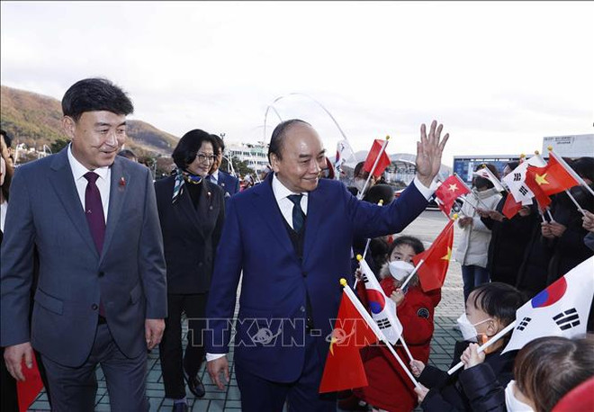 Le président Nguyen Xuan Phuc visite la province sud-coréenne du Gyeonggi ảnh 1 Le président Nguyen Xuan Phuc visite la province sud-coréenne du Gyeonggi ảnh 1