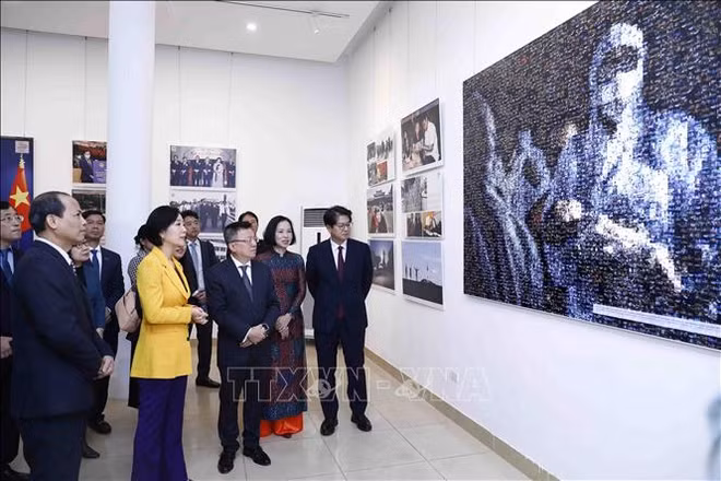 Exposition de photos "30 ans de coopération Vietnam – République de Corée" ảnh 2