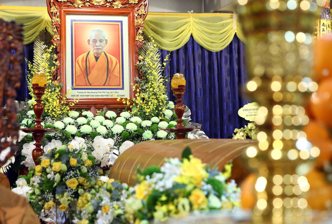 Le Président Nguyen Xuan Phuc rend un dernier hommage au vénérable Thich Pho Tue ảnh 1