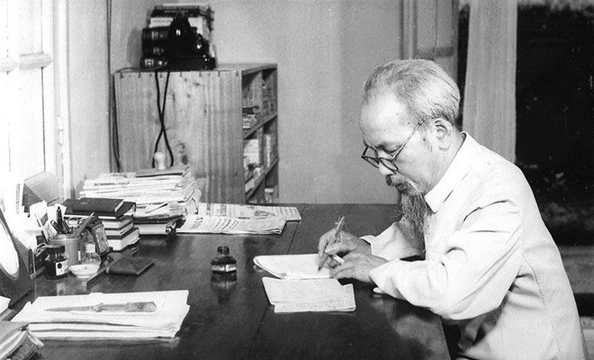 Publication de l'œuvre "Ho Chi Minh avec des lettres souhaitant la paix pour le Vietnam" en Italie ảnh 1