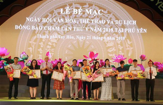 Clôture de la 5e Fête de la culture, des sports et du tourisme des Cham à Phu Yen ảnh 1 Clôture de la 5e Fête de la culture, des sports et du tourisme des Cham à Phu Yen ảnh 1