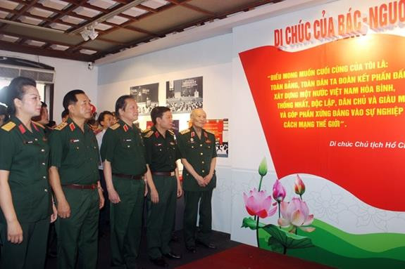 Ouverture de l'exposition “Testament du Président Ho Chi Minh – Une lumière qui guide » ảnh 1 Ouverture de l'exposition “Testament du Président Ho Chi Minh – Une lumière qui guide » ảnh 1