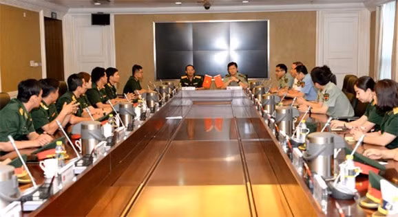 Echanges entre jeunes officiers vietnamiens et chinois ảnh 1