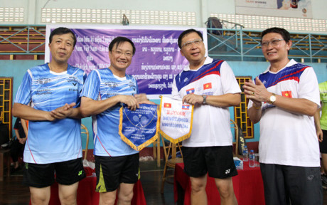 Echanges sportifs entre l’Ambassade du Vietnam et le Bureau présidentiel du Laos ảnh 1 Echanges sportifs entre l’Ambassade du Vietnam et le Bureau présidentiel du Laos ảnh 1