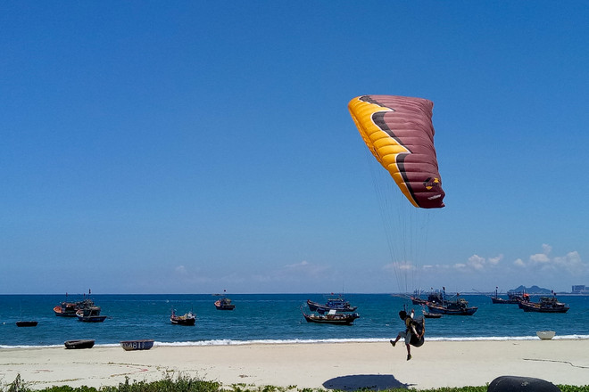 Plus de 100 sportifs au Championnat de parapente de Da Nang élargie 2017 ảnh 1 Plus de 100 sportifs au Championnat de parapente de Da Nang élargie 2017 ảnh 1