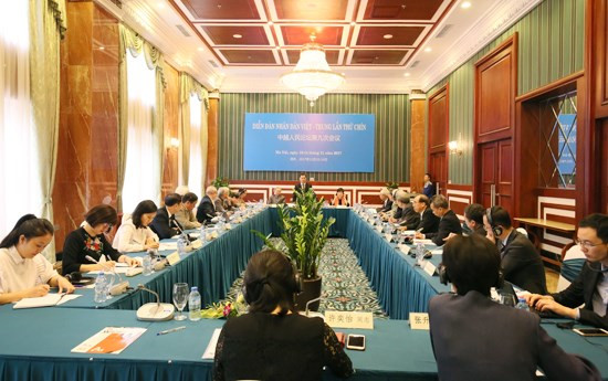 Un officiel du Parti reçoit des délégués du Forum populaire Vietnam-Chine ảnh 1