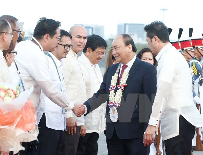 Le PM arrive à Manille pour le 31e Sommet de l'ASEAN ảnh 1 Le PM arrive à Manille pour le 31e Sommet de l'ASEAN ảnh 1