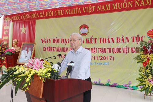 Le chef du Parti à la fête de grande union nationale au village culturel de Thuong Dien ảnh 1