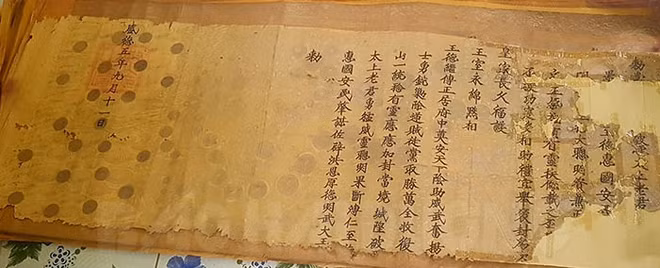 Documents d'ordination royale conservés dans la pagode Vinh Quang à Hai Duong ảnh 2