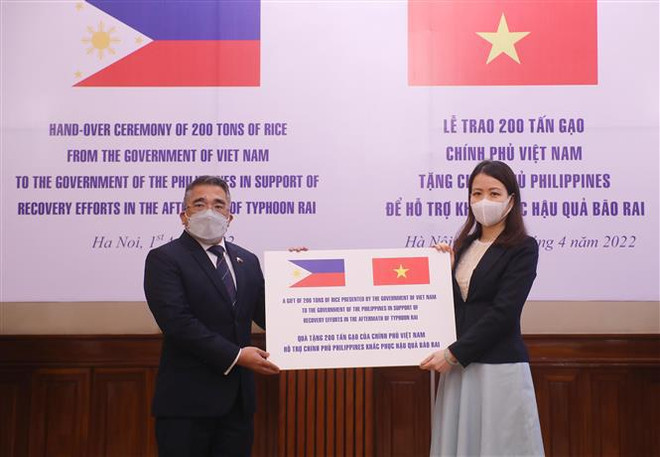 Typhon Rai: Le Vietnam fait don de 200 tonnes de riz aux Philippines ảnh 1 Typhon Rai: Le Vietnam fait don de 200 tonnes de riz aux Philippines ảnh 1