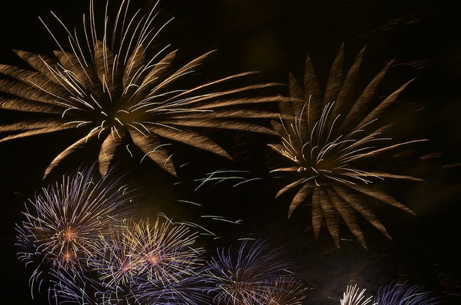 Feux d'artifice à l'occasion de la Fête des rois Hung à Phu Tho ảnh 1