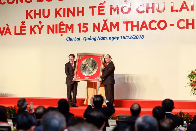 Le PM à une cérémonie des 15 ans du constructeur automobile Thaco-Chu Lai ảnh 1