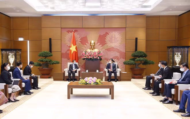 Le président de l’Assemblée nationale reçoit l’ambassadeur du Laos ảnh 2