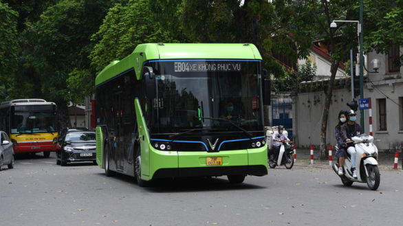 Les bus électriques VinBus fonctionnent à titre d'essai dans la rue à Hanoi ảnh 1