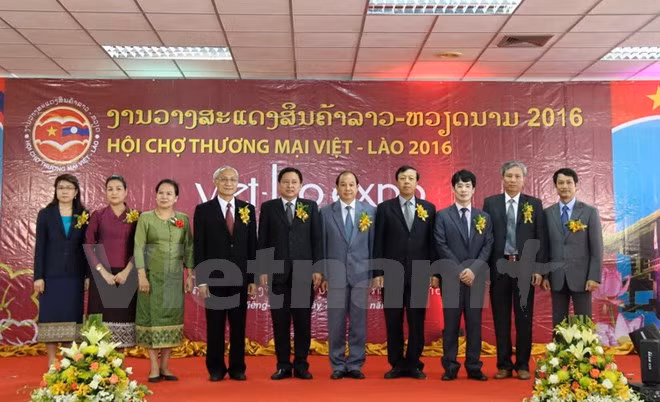Ouverture de la foire commerciale Vietnam-Laos 2016 ảnh 1