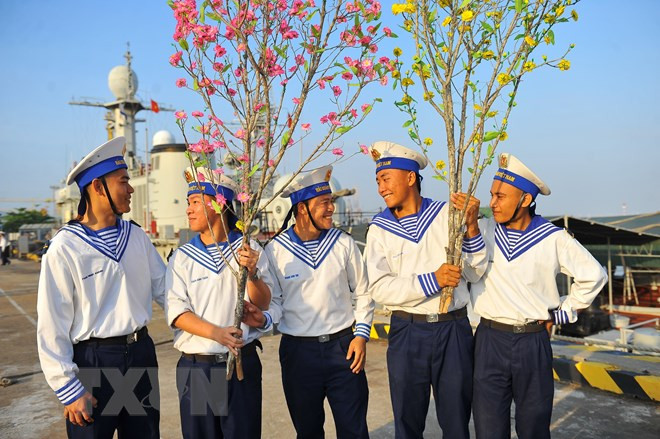 Cadeaux du Têt pour les militaires en mission sur la plate-forme DK1 ảnh 2 Cadeaux du Têt pour les militaires en mission sur la plate-forme DK1 ảnh 2