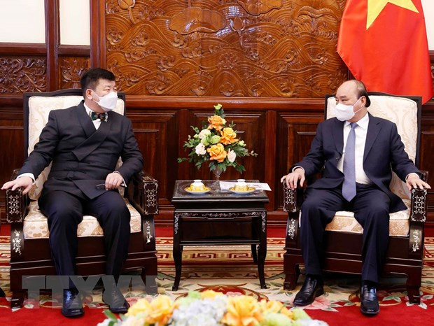 Le président Nguyen Xuan Phuc reçoit des ambassadeurs étrangers ảnh 1