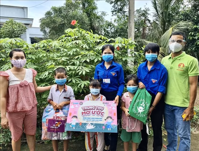 Lancement d'un programme d'appui aux enfants rendus orphelins en raison du COVID-19 ảnh 1