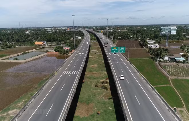Long An mobilise 30.000 milliards de dongs pour investir dans les infrastructures de transport ảnh 1