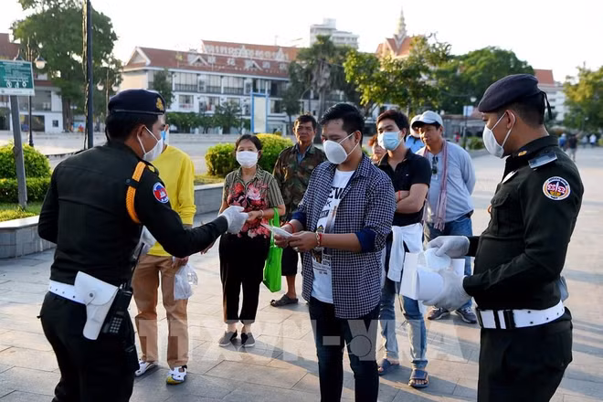 De nouveaux cas de COVID-19 détectés au Cambodge ảnh 1