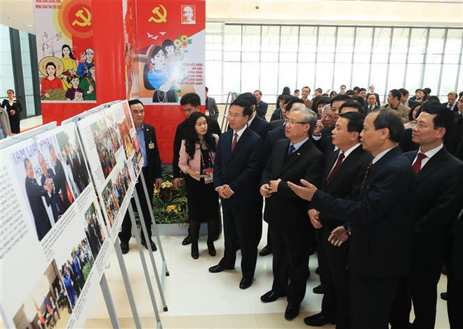Ouverture de l'exposition de photos "Marcher fermement sous le drapeau glorieux du Parti" ảnh 1 Ouverture de l'exposition de photos "Marcher fermement sous le drapeau glorieux du Parti" ảnh 1