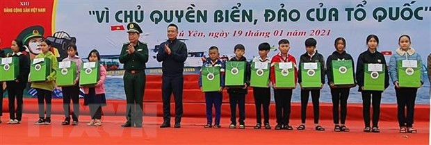 Remise de 16.000 drapeaux aux pêcheurs de la province de Phu Yen ảnh 2 Remise de 16.000 drapeaux aux pêcheurs de la province de Phu Yen ảnh 2