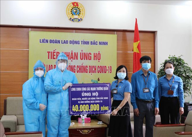 Remise de dons pour soutenir les travailleurs touchés par le COVID-19 à Bac Ninh ảnh 2 Remise de dons pour soutenir les travailleurs touchés par le COVID-19 à Bac Ninh ảnh 2