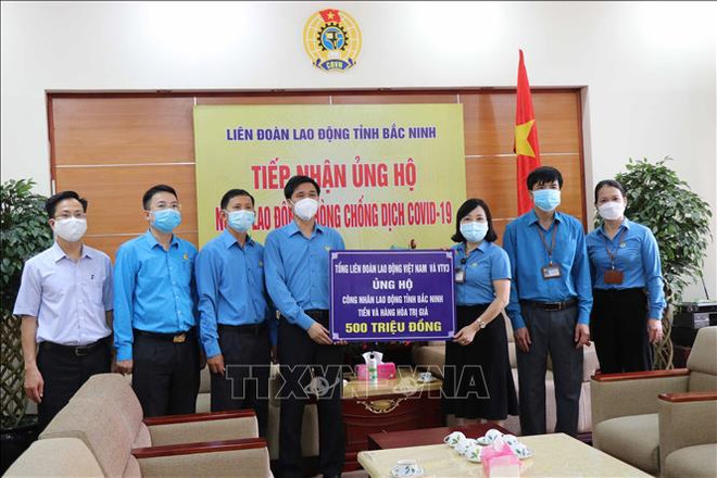 Remise de dons pour soutenir les travailleurs touchés par le COVID-19 à Bac Ninh ảnh 1
