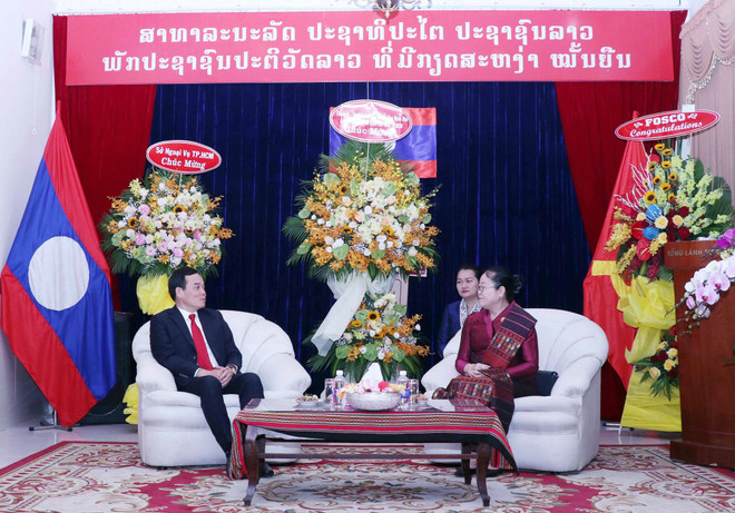 Des dirigeants de Ho Chi Minh-Ville félicitent le Laos à l'occasion de la fête Bunpimay ảnh 1
