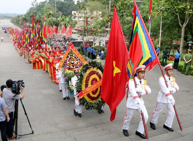 Le président Nguyen Xuan Phuc rend hommage aux rois fondateurs Hung à Viêt Tri ảnh 2 Le président Nguyen Xuan Phuc rend hommage aux rois fondateurs Hung à Viêt Tri ảnh 2