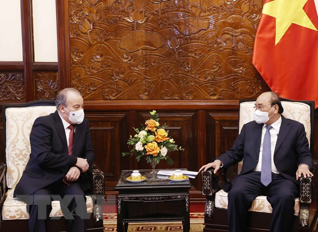 Le président Nguyen Xuan Phuc reçoit des ambassadeurs étrangers ảnh 4