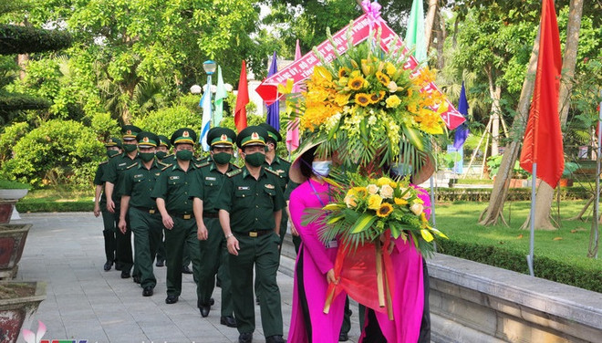 L'offrande d'encens à la mémoire du Président Ho Chi Minh dans la zone de vestiges de Kim Lien ảnh 1 L'offrande d'encens à la mémoire du Président Ho Chi Minh dans la zone de vestiges de Kim Lien ảnh 1