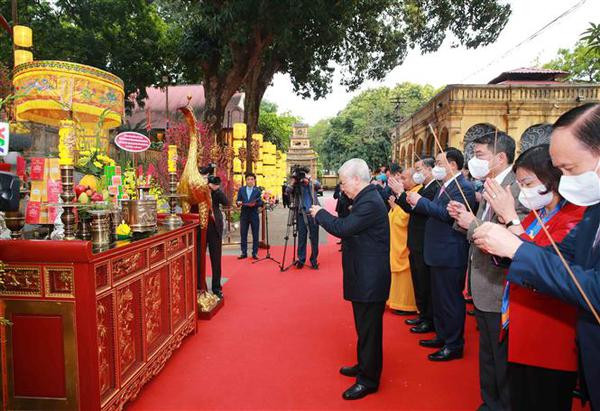 Le leader Nguyen Phu Trong fait offrande de baguettes d'encens à la Cité impériale de Thang Long ảnh 1 Le leader Nguyen Phu Trong fait offrande de baguettes d'encens à la Cité impériale de Thang Long ảnh 1