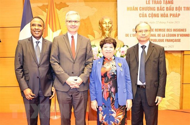 Une députée de l'AN vietnamienne reçoit l’Ordre national de la Légion d'honneur ảnh 1 Une députée de l'AN vietnamienne reçoit l’Ordre national de la Légion d'honneur ảnh 1