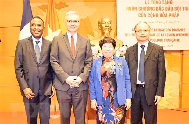 Une députée de l'AN vietnamienne reçoit l’Ordre national de la Légion d'honneur ảnh 1