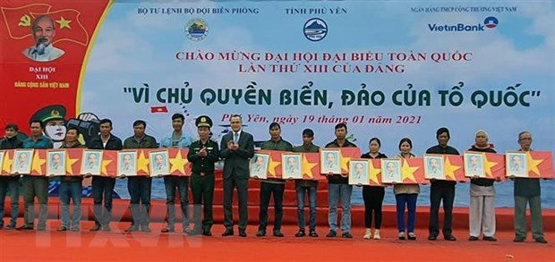 Remise de 16.000 drapeaux aux pêcheurs de la province de Phu Yen ảnh 1 Remise de 16.000 drapeaux aux pêcheurs de la province de Phu Yen ảnh 1