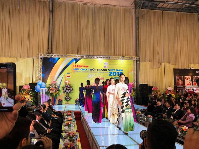 Ouverture de la Foire de la mode du Vietnam 2018 ảnh 1 Ouverture de la Foire de la mode du Vietnam 2018 ảnh 1