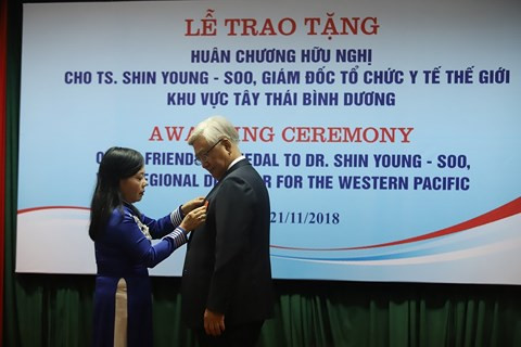 Remise de l'ordre de l'amitié au directeur régional de l'OMS pour le Pacifique occidental ảnh 1 Remise de l'ordre de l'amitié au directeur régional de l'OMS pour le Pacifique occidental ảnh 1