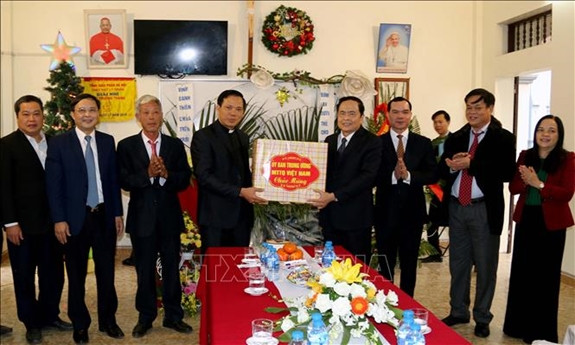 Vœux de Noël du président du Comité central du FPV aux catholiques de Ha Nam ảnh 1