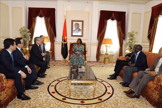 Une délégation du Parti en visite de travail en Angola ảnh 1